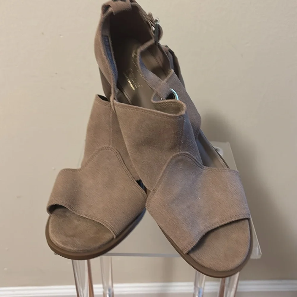 Koolaburra By UGG Tan Sandals with Modern Cut-Out Design